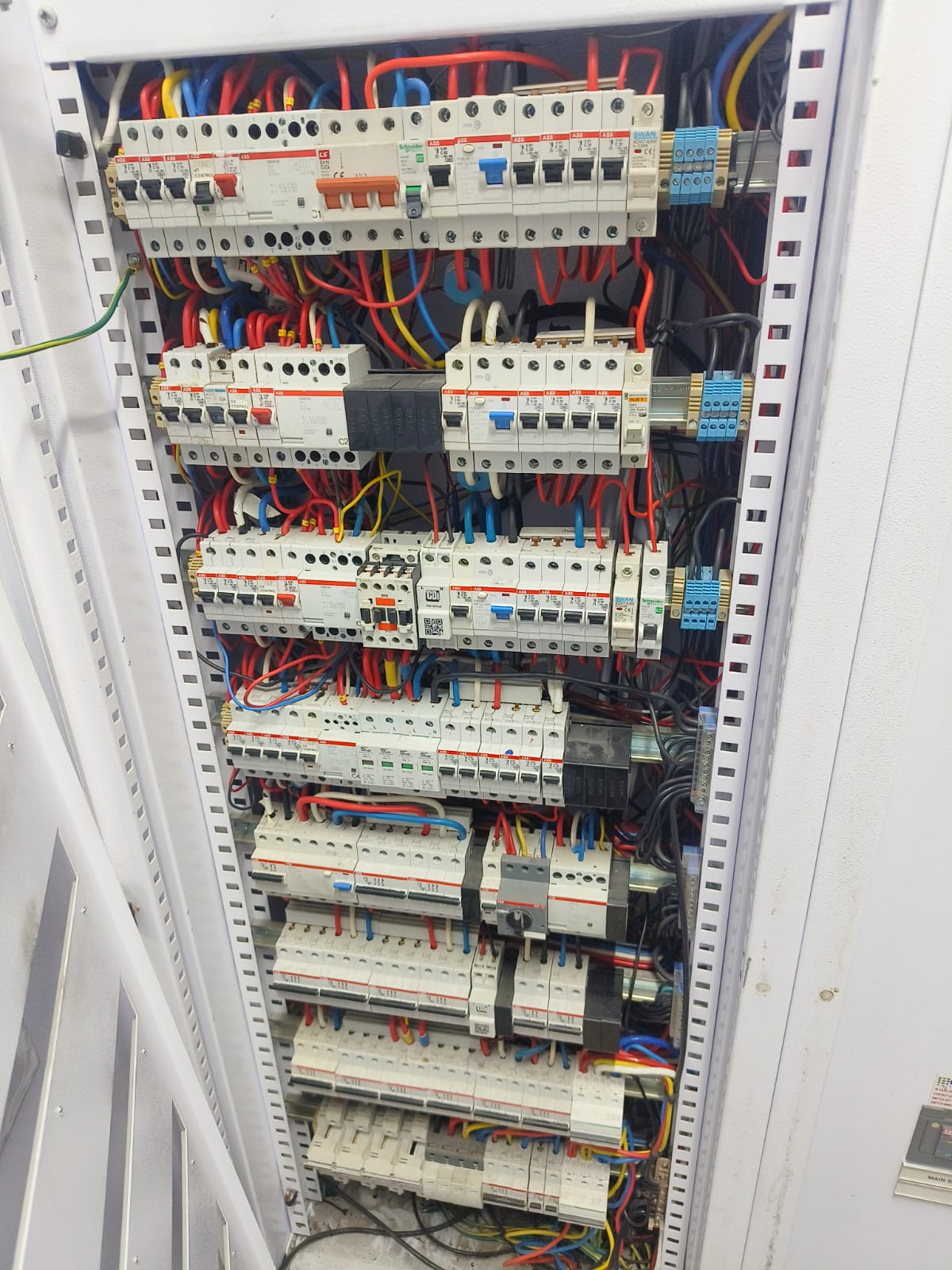 Industrial multi-row distribution board