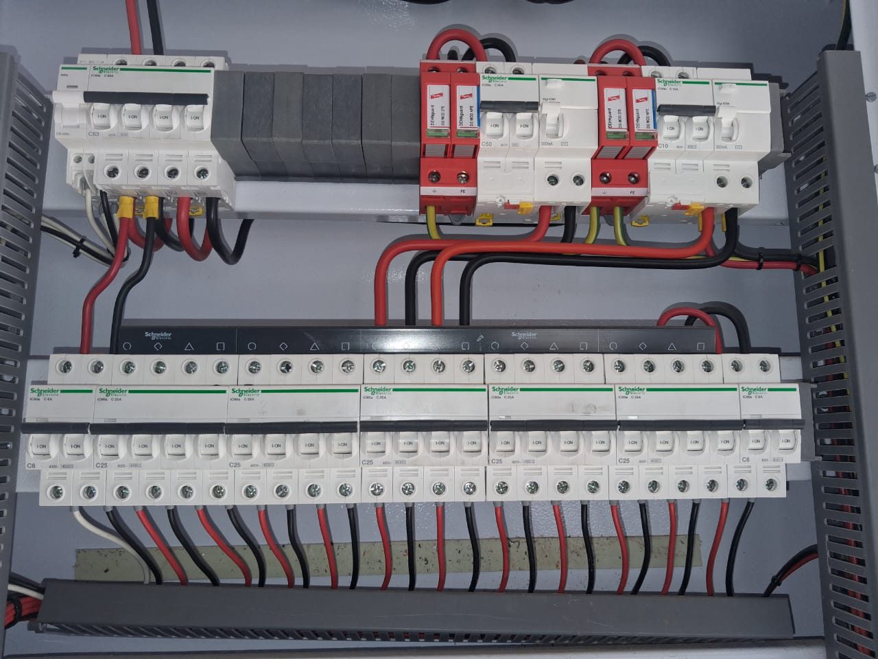 Distribution board with surge protection and neat circuit wiring