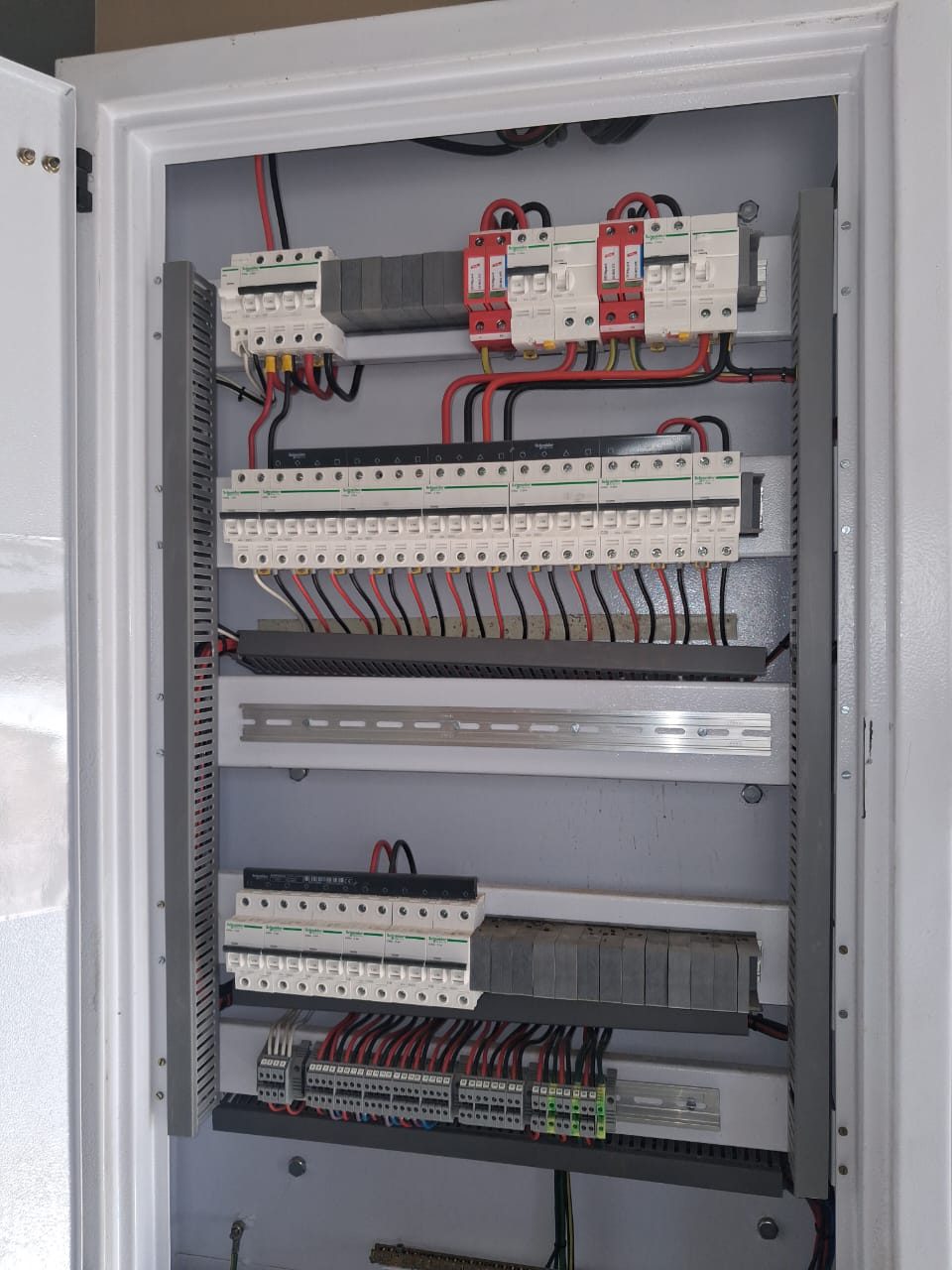 Multi-row Schneider distribution board installation